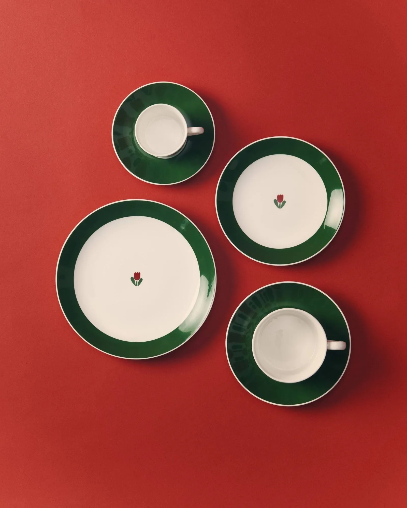 JULIANA tallerken, Rød, uten kant, Ø22 cm Gustafsbergs Porslinsfabrik