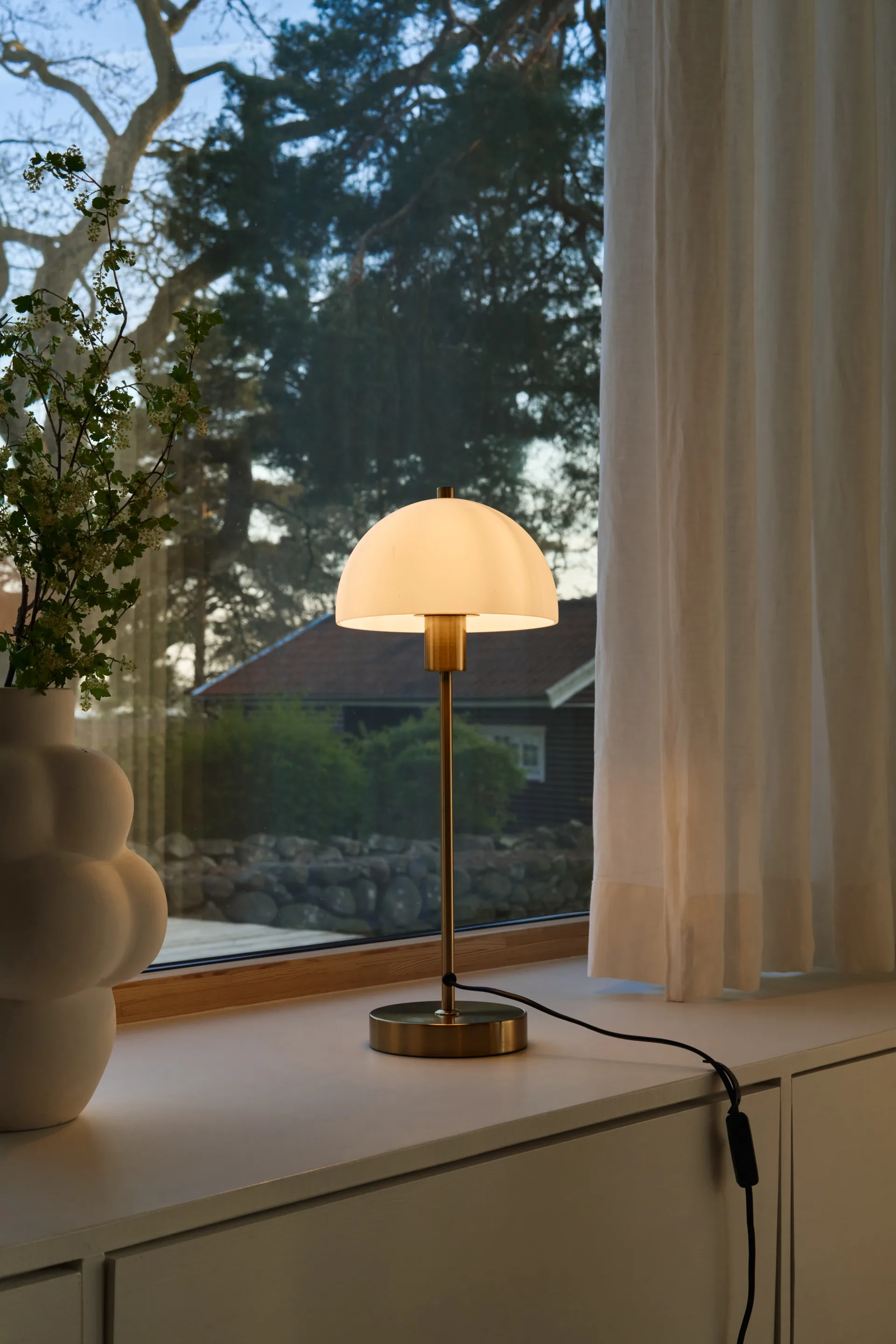 Vienda bordlampe, messing-hvit Herstal
