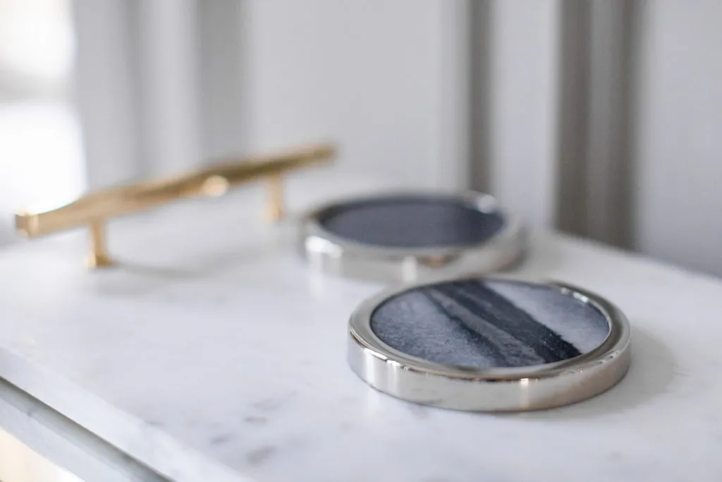 Hilke Collection brett 40,5 x 25,5 cm, Hvit marmor-solid messing Hilke Collection