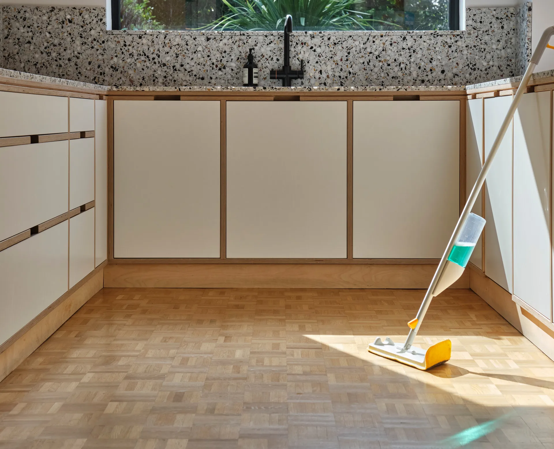 Cleantech 2-i-1 gulvmopp med skrubb, Light Stone Joseph Joseph