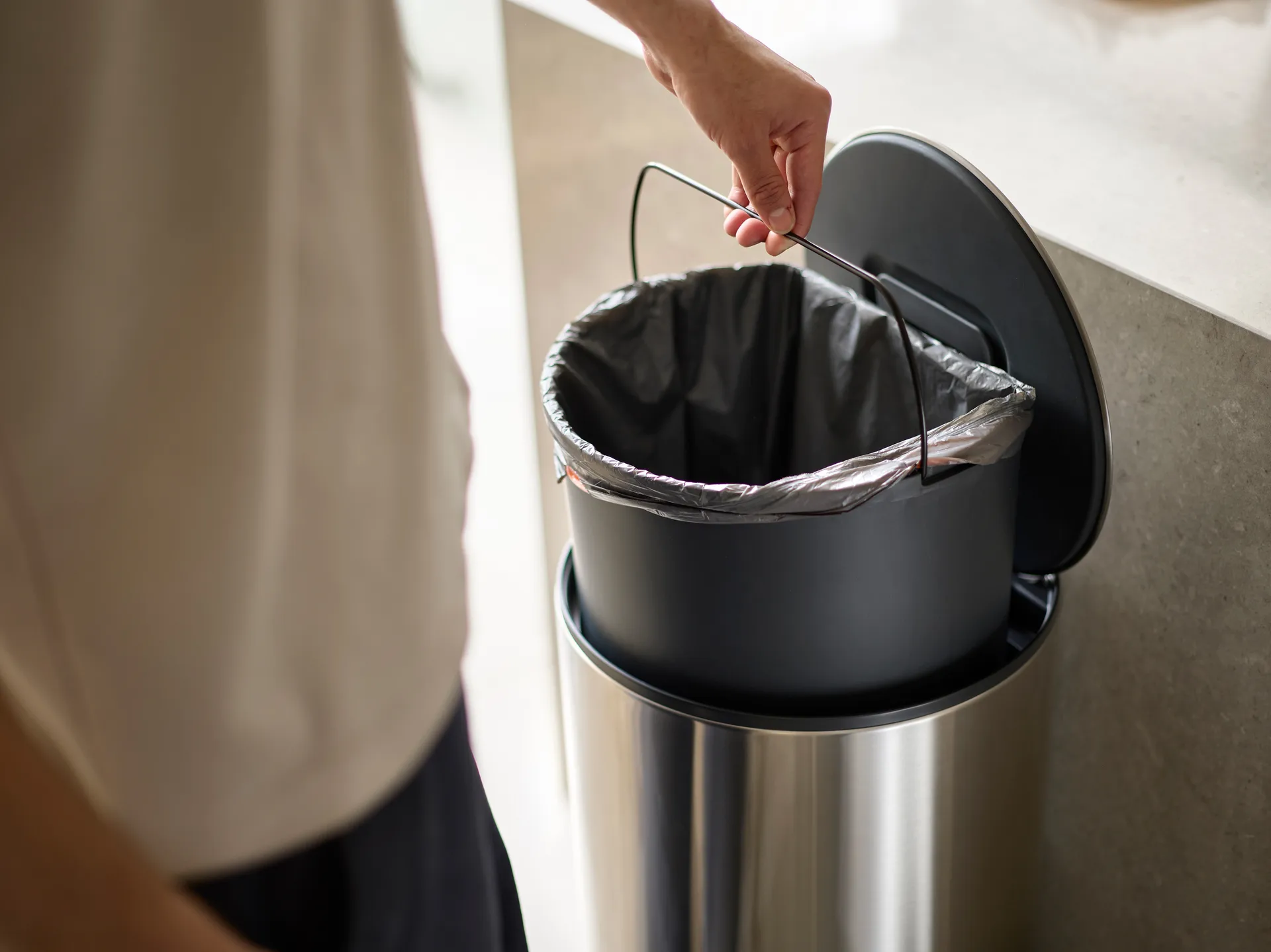 Joseph Joseph Arc pedalbøtte 30 L, Stainless steel Joseph Joseph