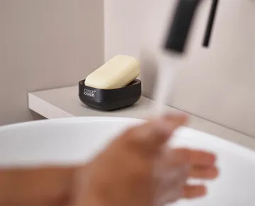 Slim Compact såpekopp 8,4 cm - Svart - Joseph Joseph