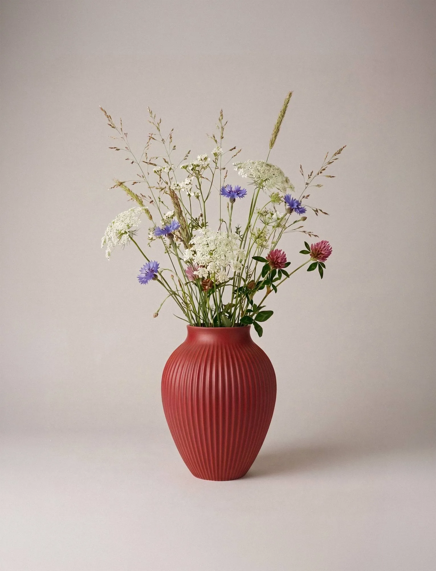 Knabstrup riflet vase 27 cm, Soft cherry red Knabstrup Keramik
