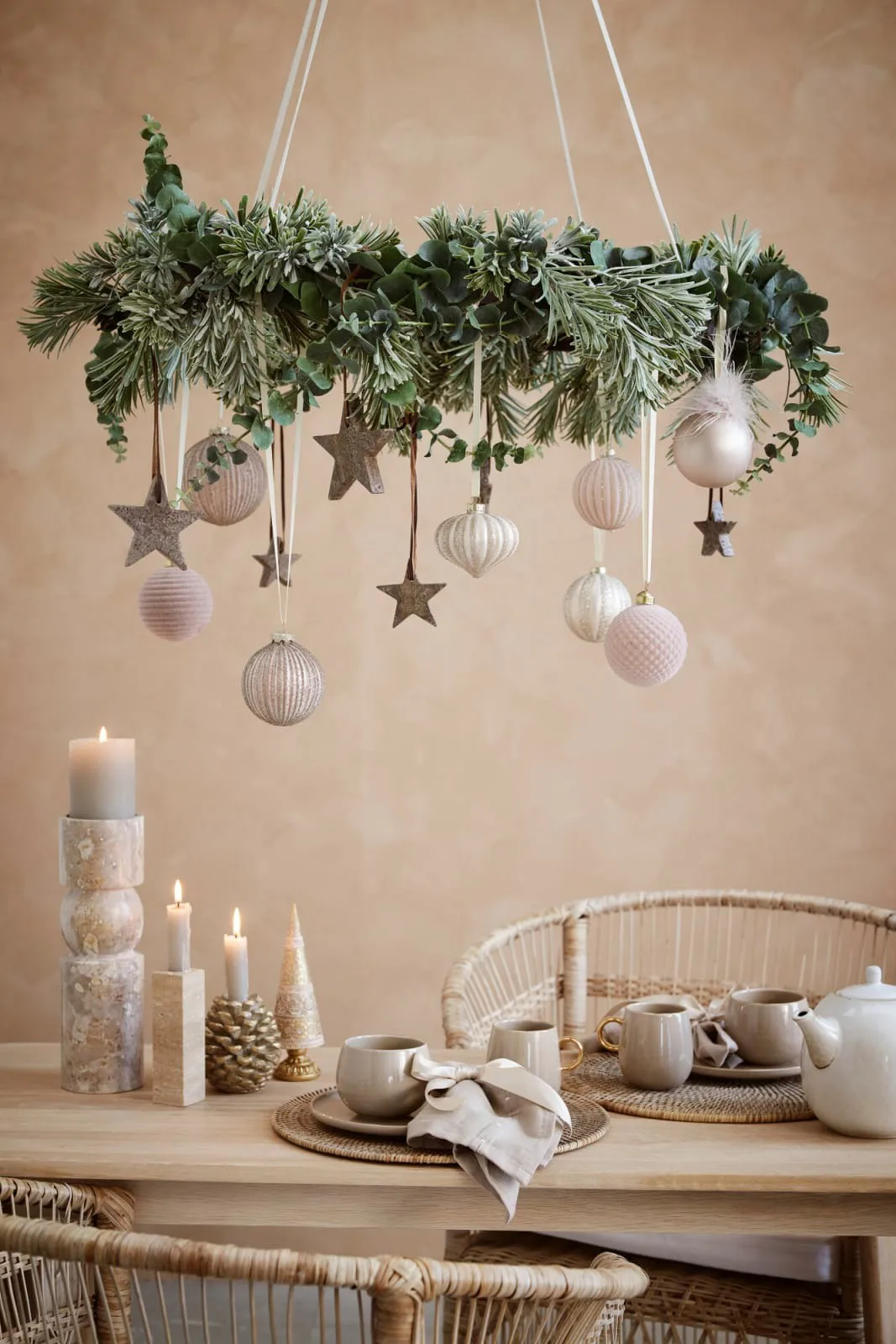 Velvitie julekule Ø8 cm, Powder, riflet Lene Bjerre