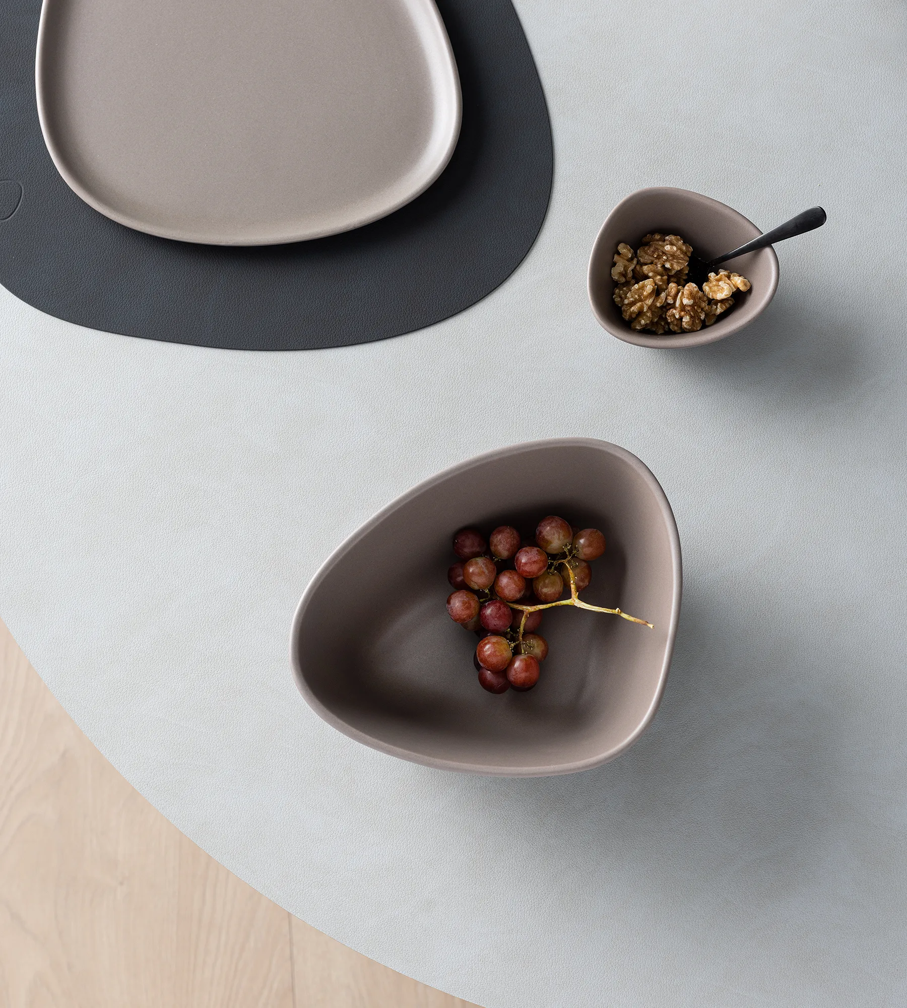 Curve Stoneware skål M 20x22 cm, Warm grey LIND DNA