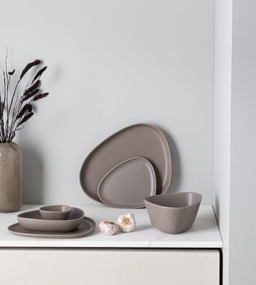 Curve Stoneware tallerken 26x30 cm - Warm grey - LIND DNA