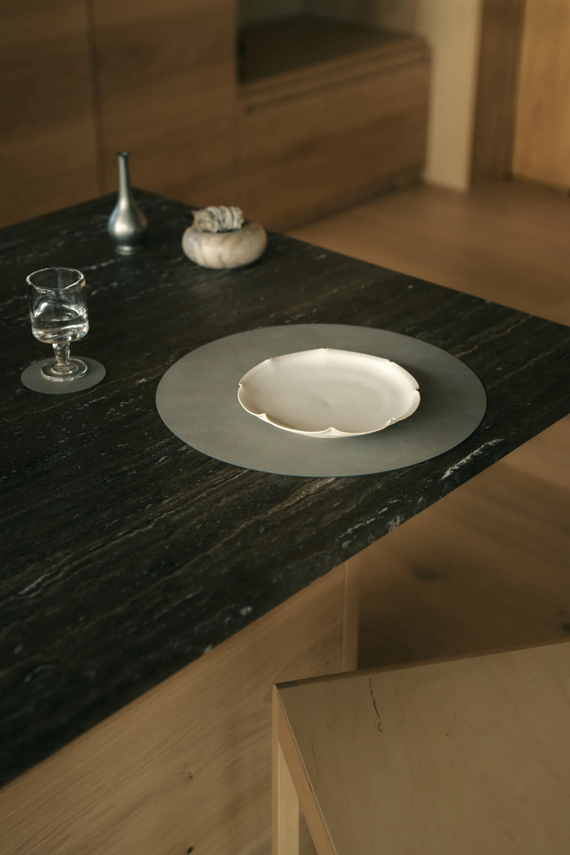 Nupo bordbrikke, Light grey, circle, L LIND DNA