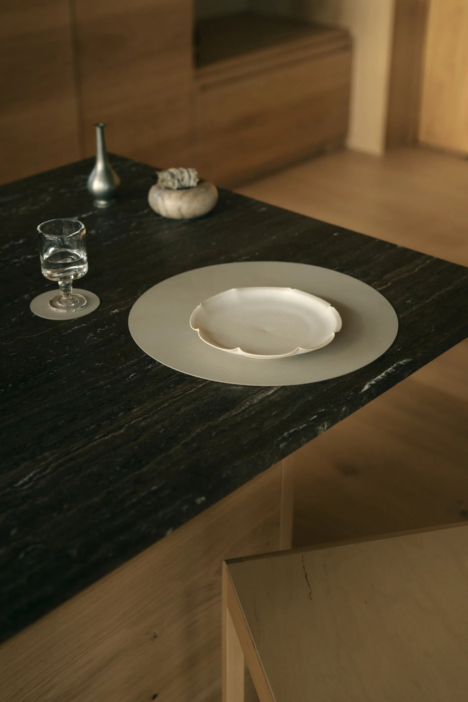 Nupo bordbrikke, Oyster white, circle, L LIND DNA