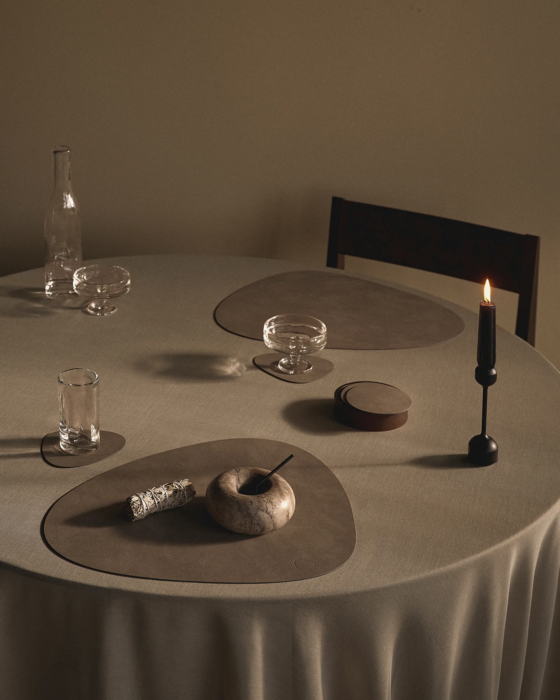 Wood Box oppbevaring til glassunderlag, Smoked-oak, circle, S LIND DNA