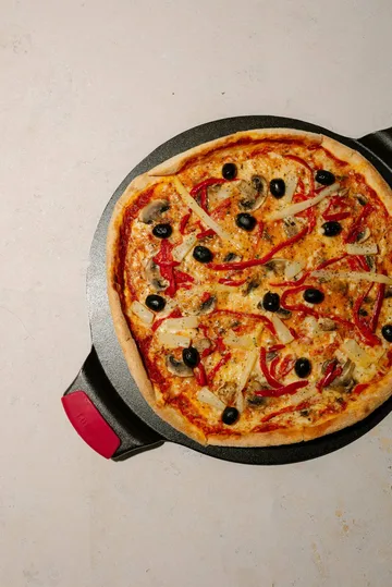Pizzastein med silikonhåndtak - Ø38 cm - Lodge