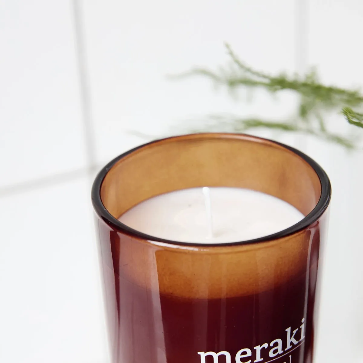 Meraki duftlys brunt glass 12 timer, Scandinavian garden Meraki