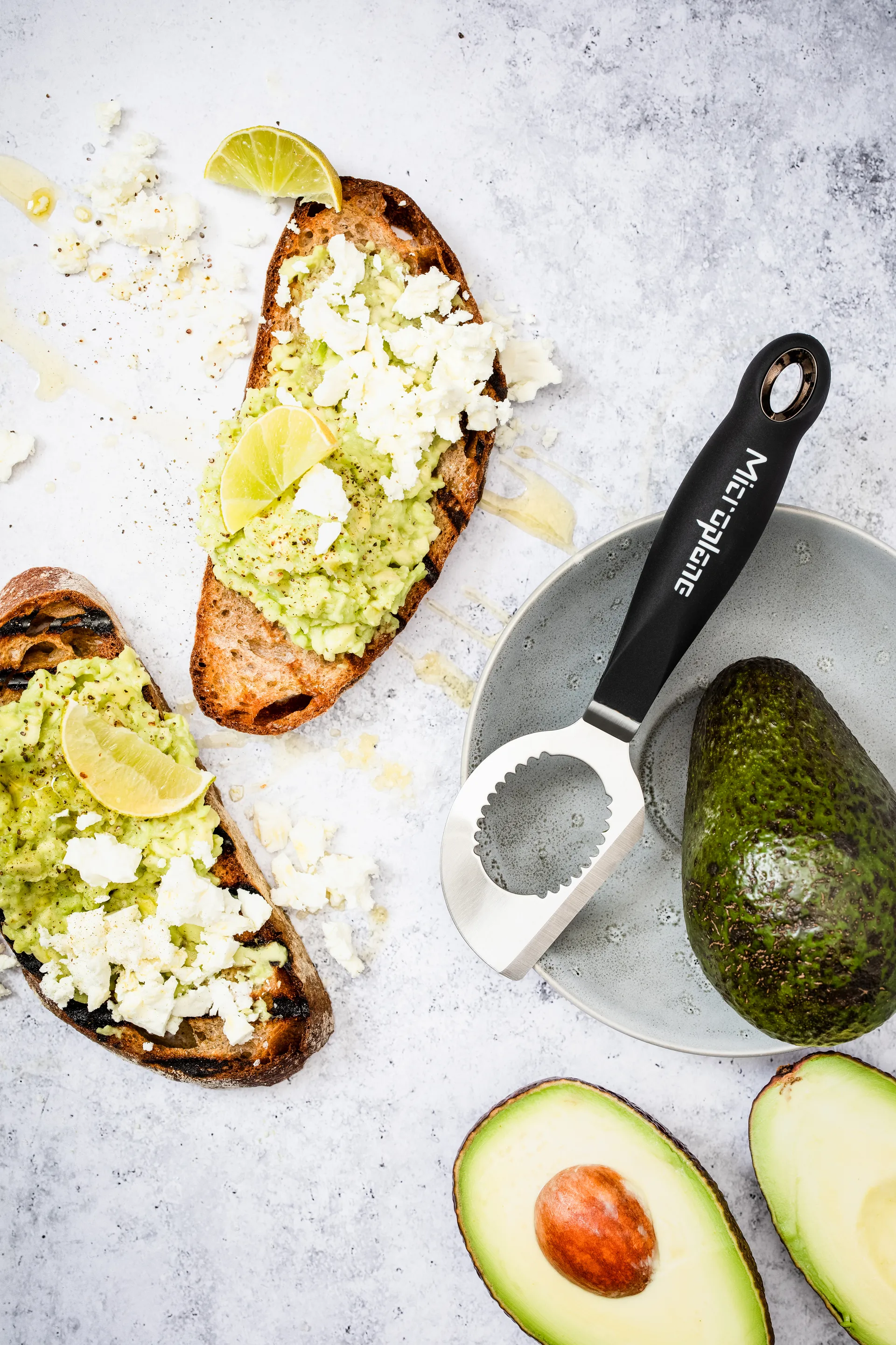 Professional 3-i-1 avokadodeler 17 cm, Black Microplane