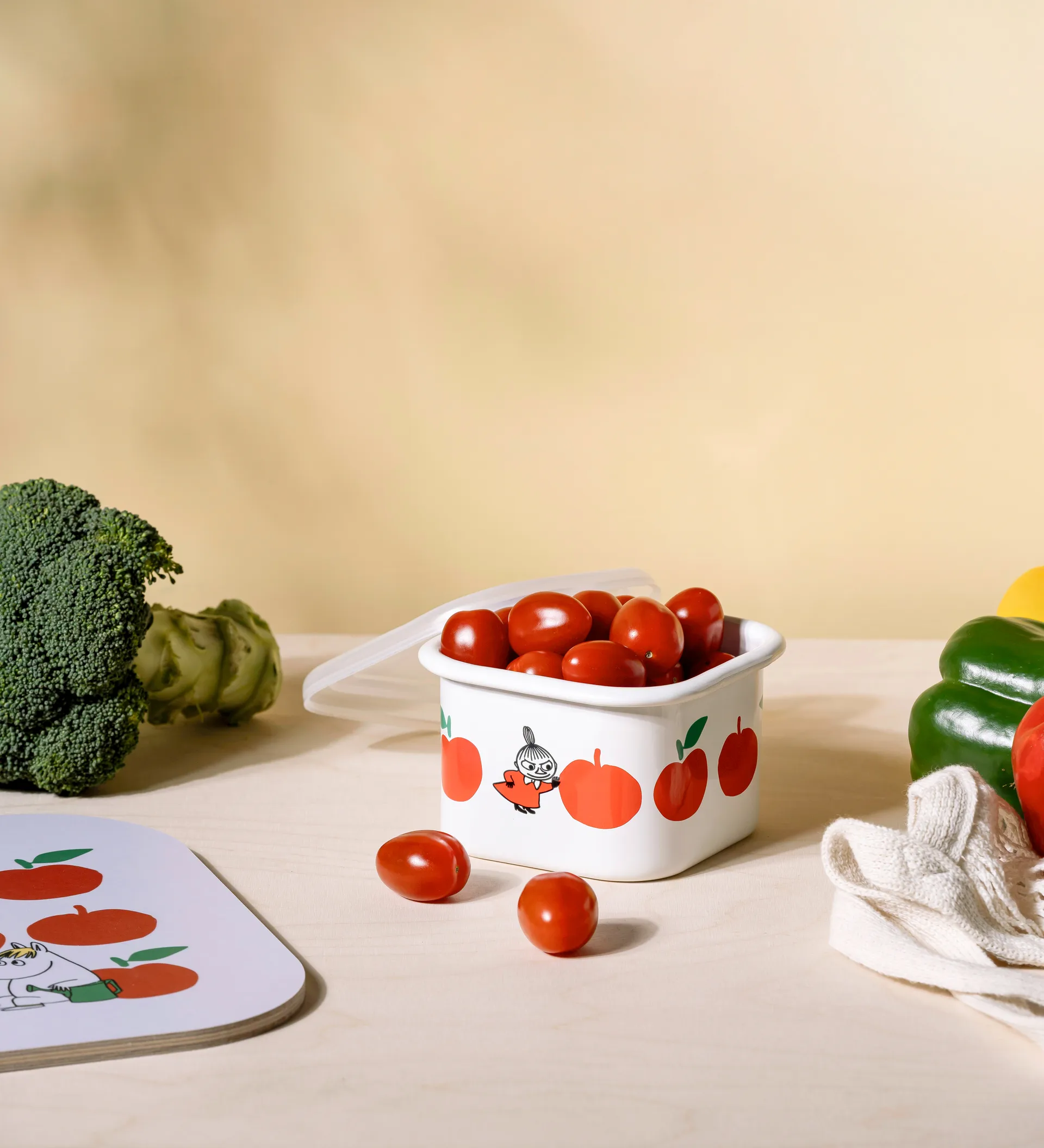 Mumin emaljeboks med lokk 0,67 L, Joyfull Apples-rød Muurla