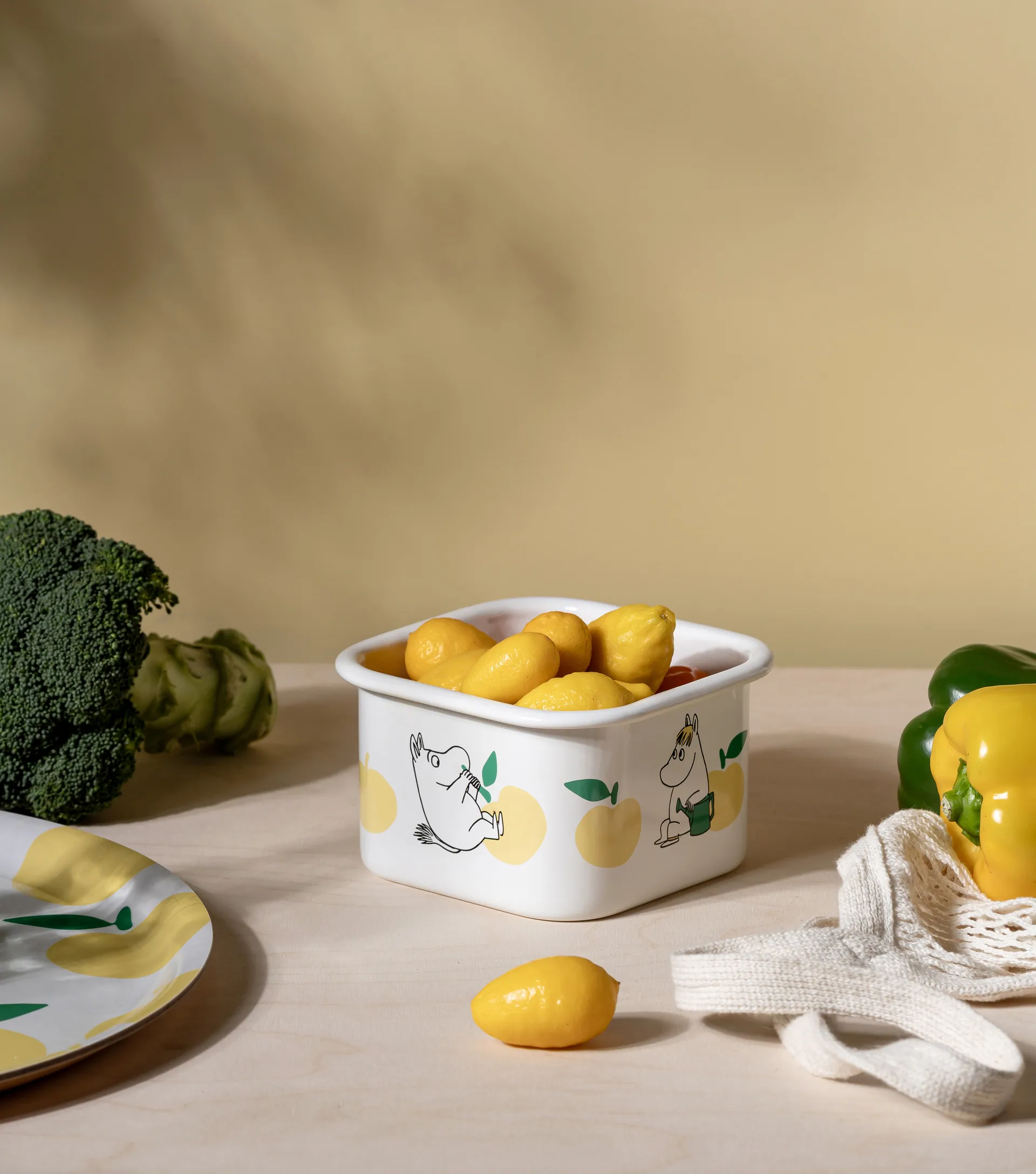 Mumin emaljeboks med lokk 1 L, Joyfull Apples-gul Muurla