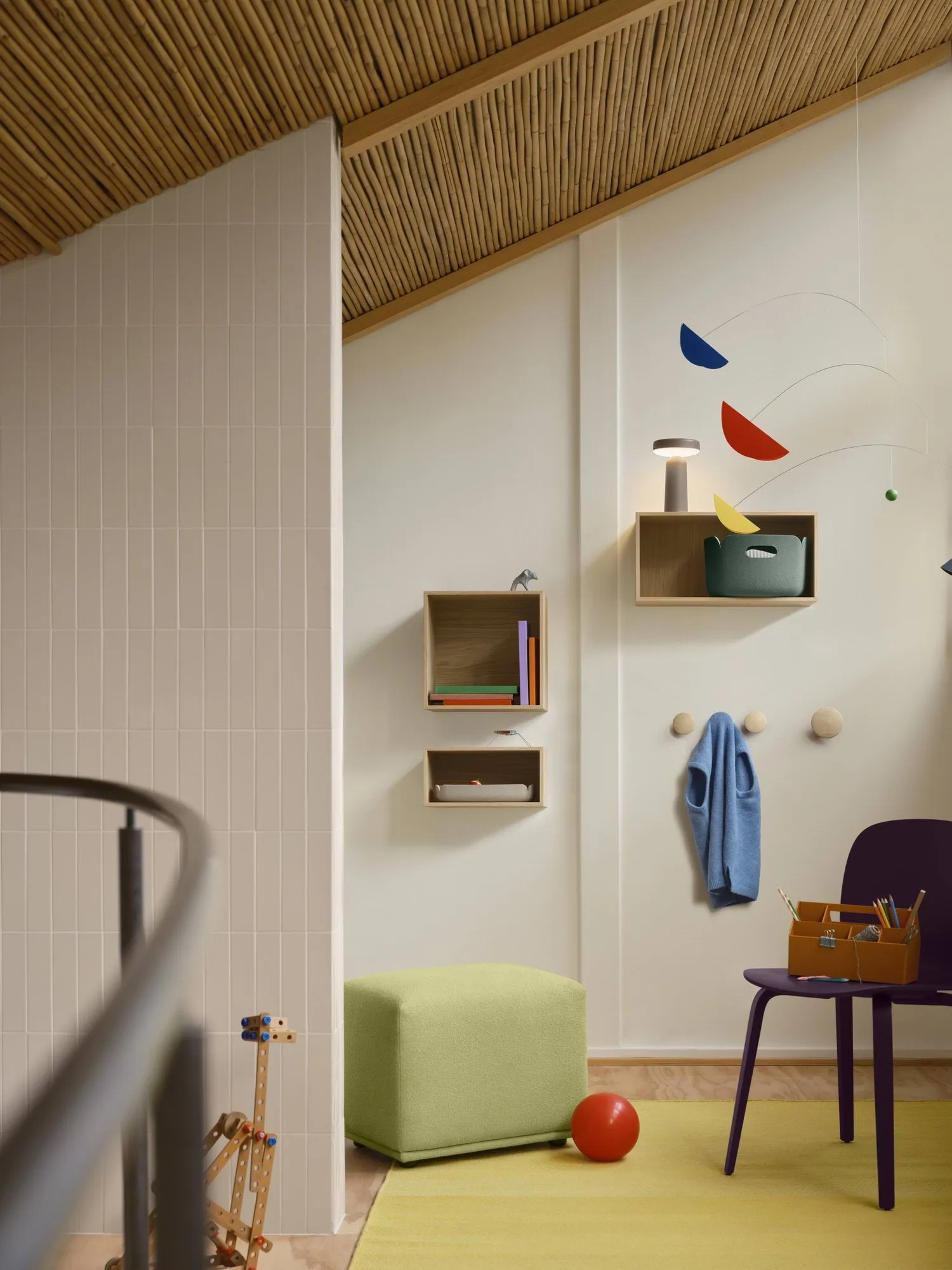 Dots Wood knagg, Brown red, Ø6,5 cm Muuto