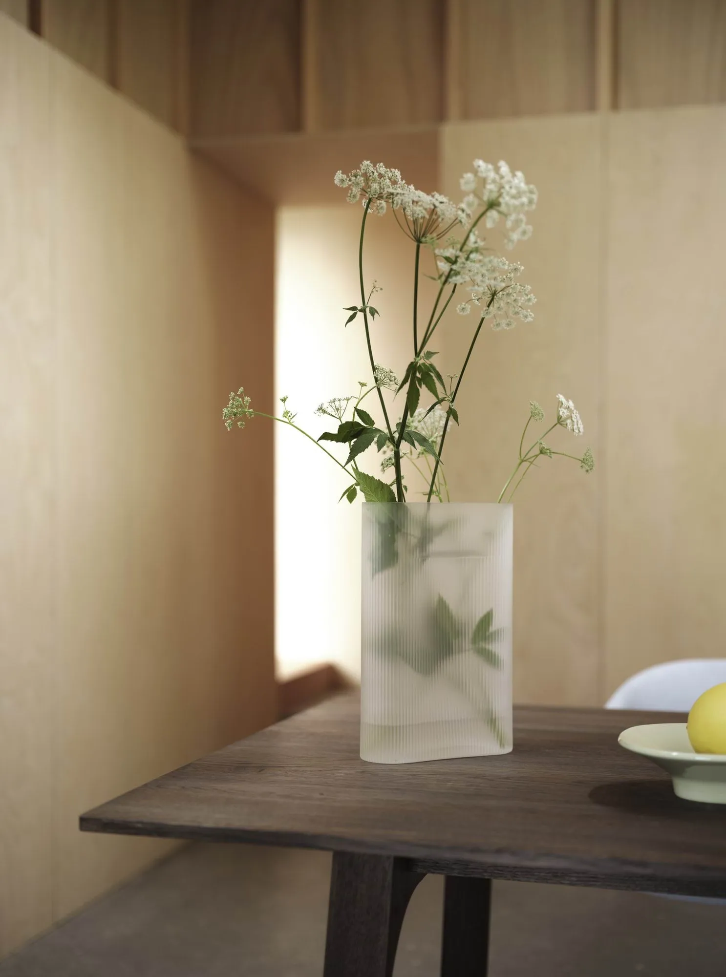 Ridge vase frostat glass 48,5 cm, Lyseoransje Muuto
