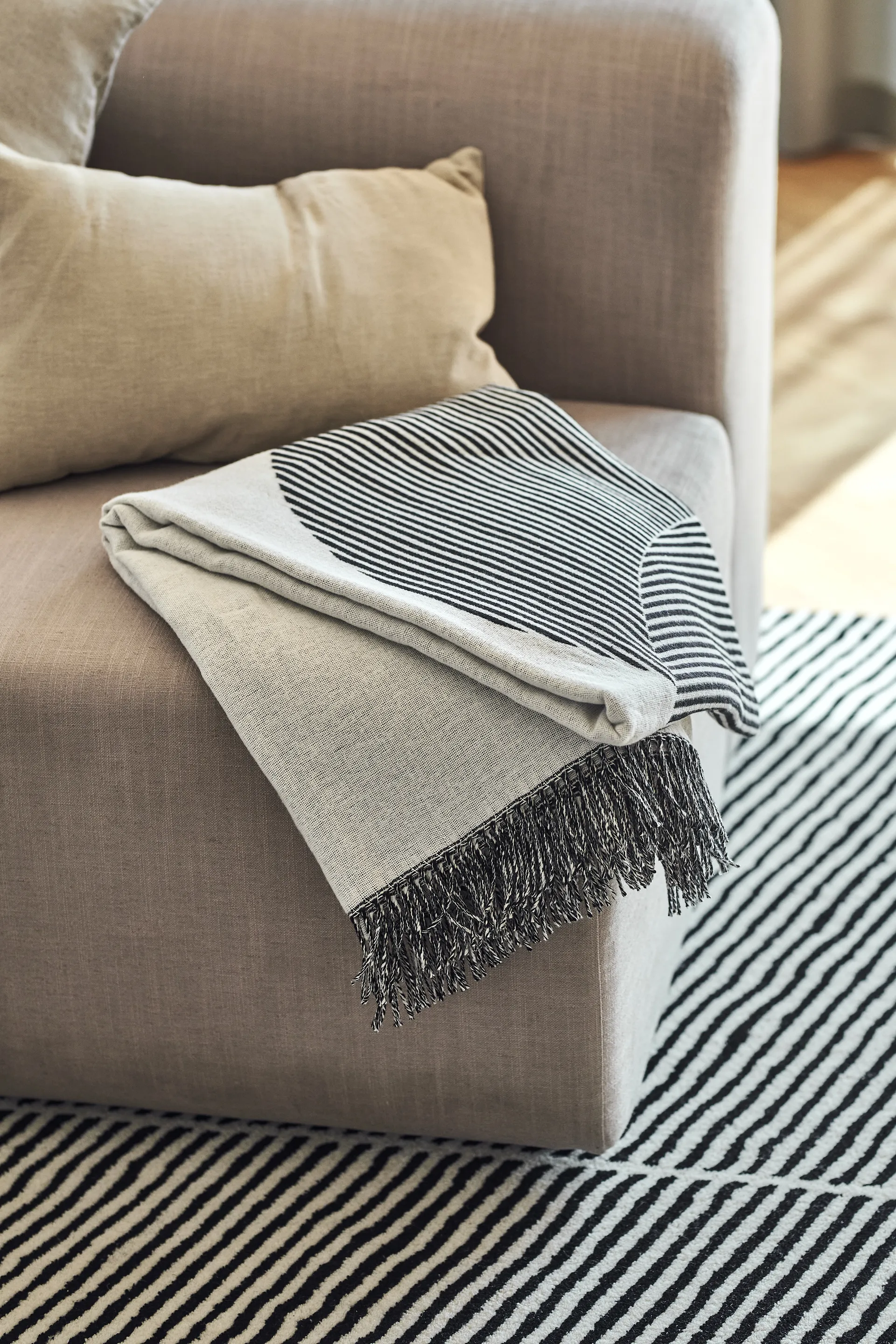 Circles bomullspledd 130x185 cm, Svart NJRD