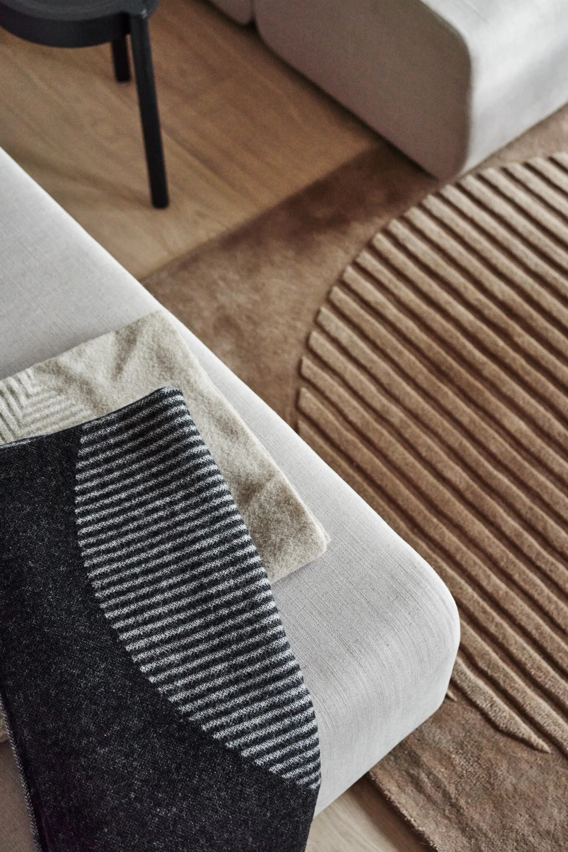 Circles ullpledd 130 x 185 cm, Svart NJRD