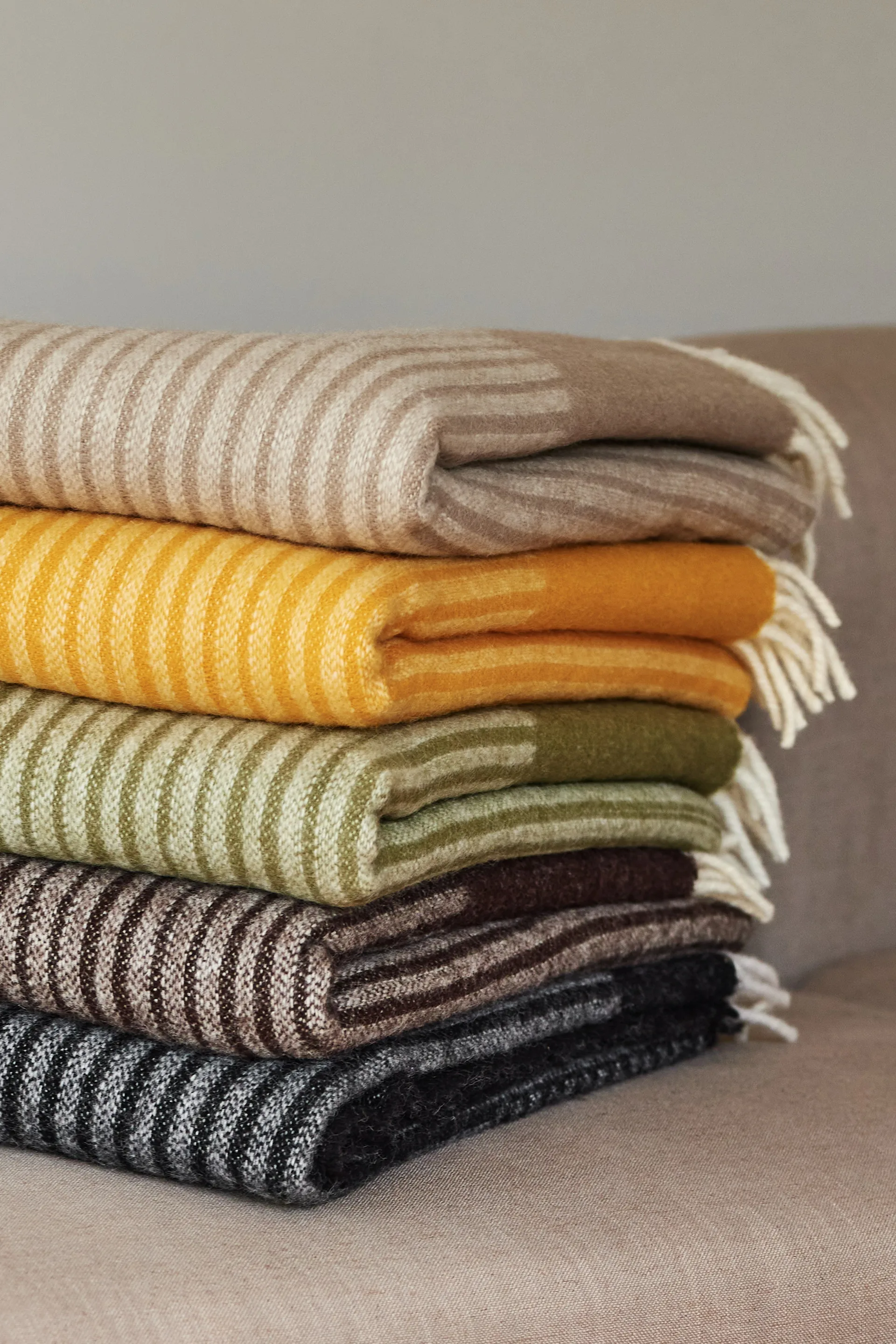 Circles ullpledd 130 x 185 cm, Svart NJRD