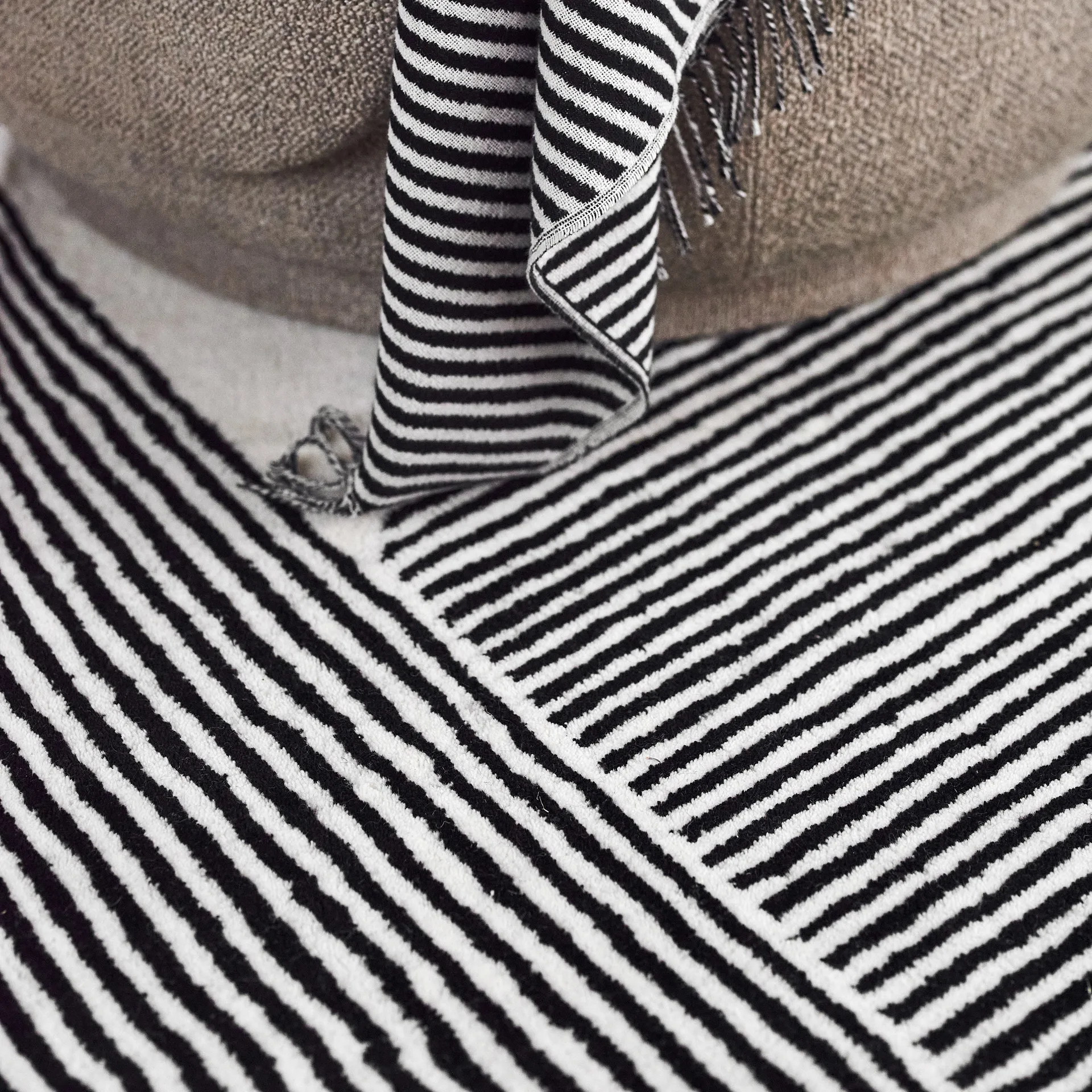 Stripes ullteppe naturhvit, 200x300 cm NJRD