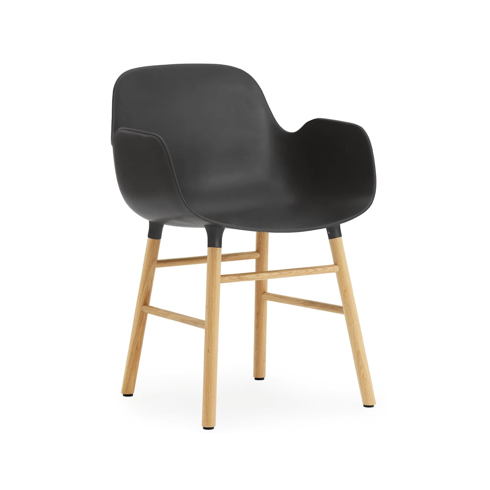 Normann Copenhagen Form karmstol black, eikeben