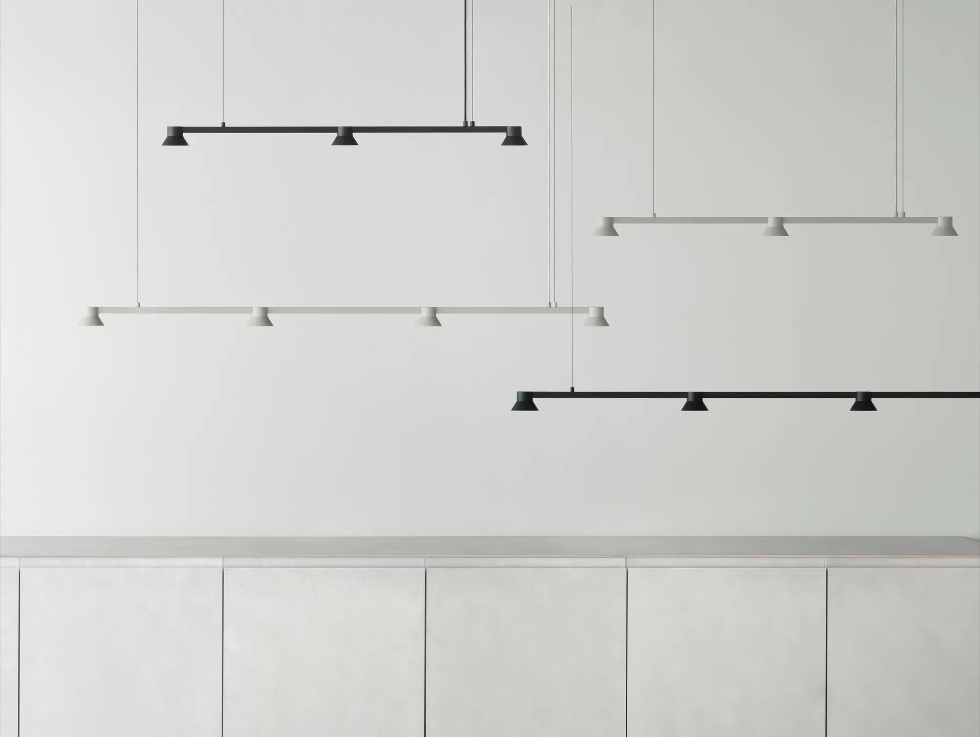 Hat taklampe lineær liten, Black Normann Copenhagen
