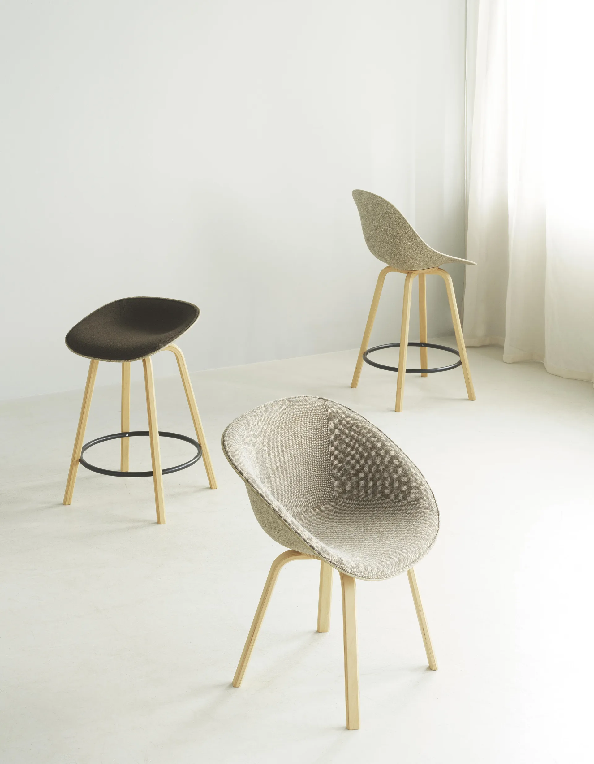 Mat Barstool barkrakk  fremsidepolstring 65 cm, Ultra 41599-seaweed-beech-black steel Normann Copenhagen