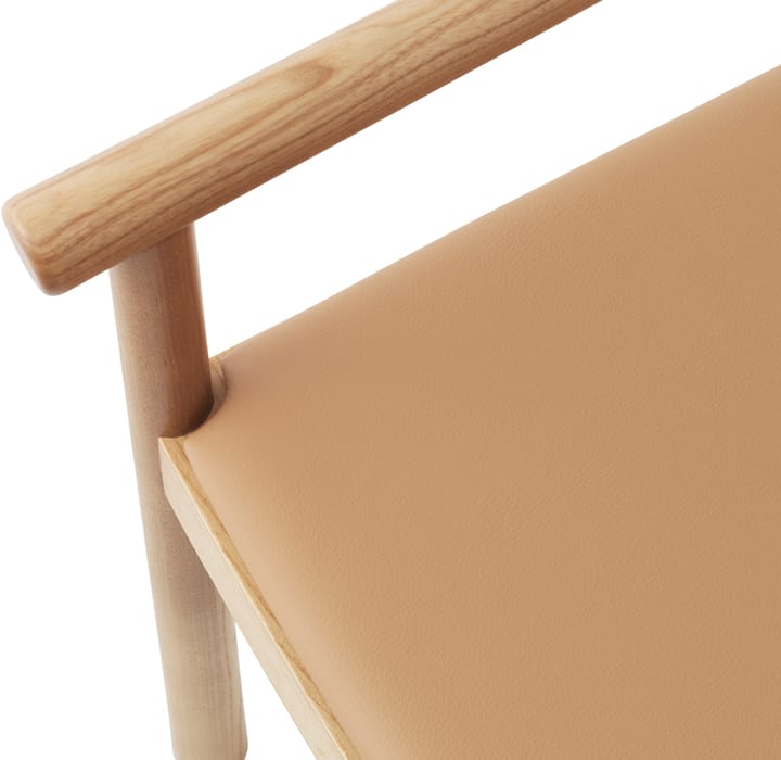 Timb karmstol med pute, Tan/Ultra Leather – Camel Normann Copenhagen