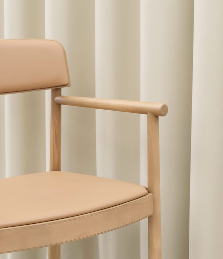 Timb karmstol med pute, Tan/Ultra Leather – Camel Normann Copenhagen