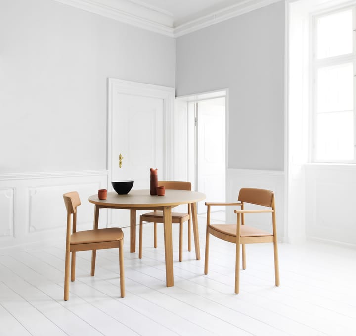 Timb karmstol med pute, Tan/Ultra Leather – Camel Normann Copenhagen