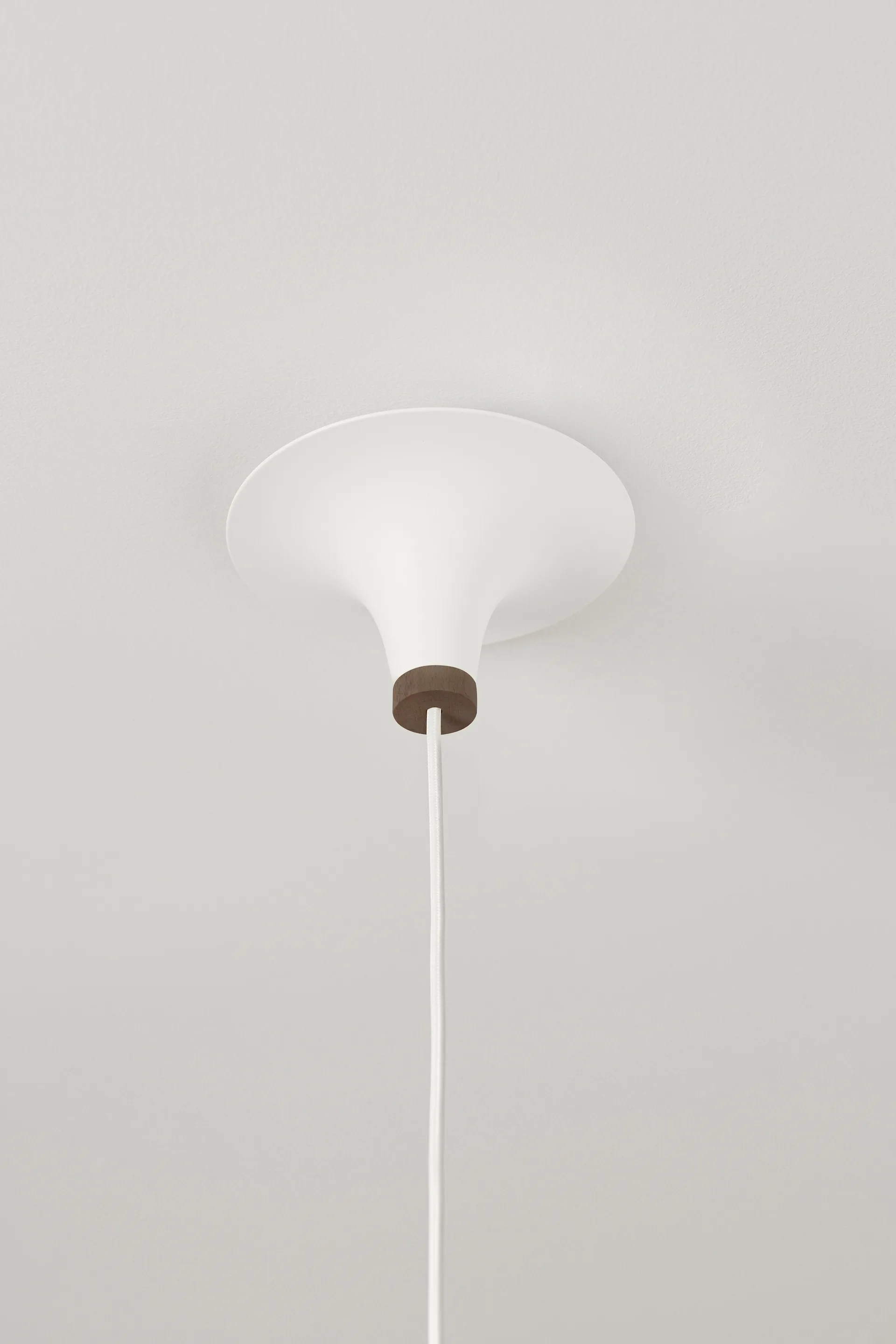 Acorn taklampe, Matt hvit Northern