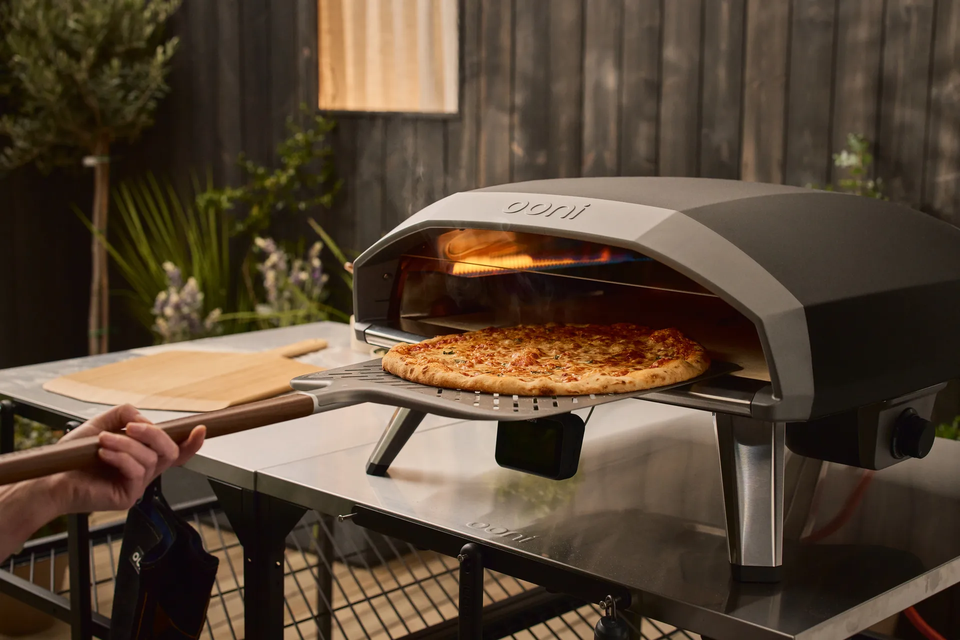 Ooni Signature perforert pizzaspade, Aluminium-valnøtt, 12 Ooni