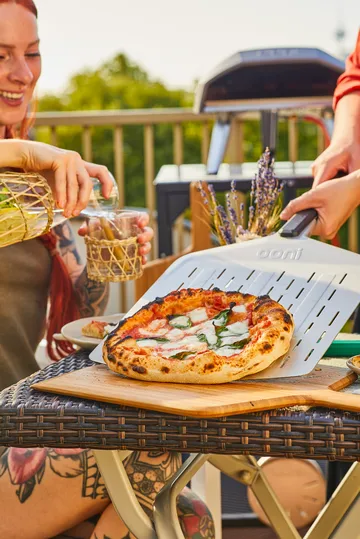Ooni Signature perforert pizzaspade - Aluminium-valnøtt, 12 - Ooni