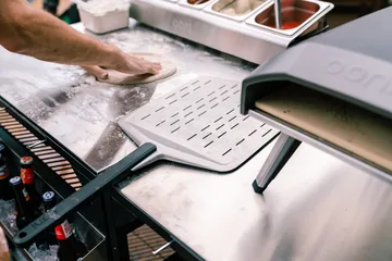 Ooni Signature perforert pizzaspade - Aluminium-valnøtt, 14 - Ooni