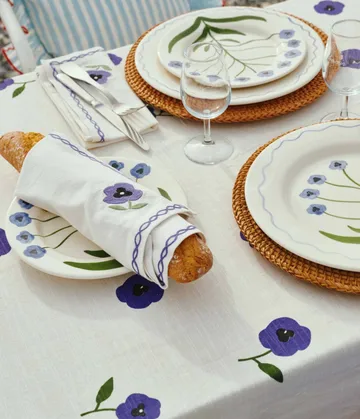 Madelen Möllard Pansy duk - Blue, 350x150 cm - Pick a Poppy