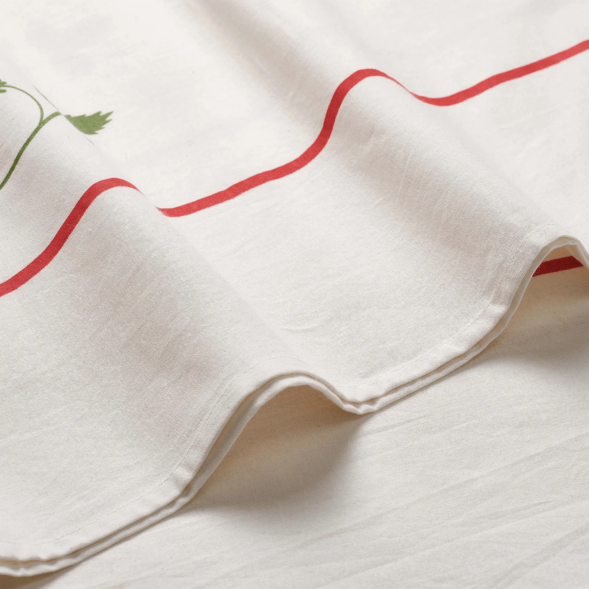 Wild Strawberry duk, Red, 350x150 cm Pick a Poppy