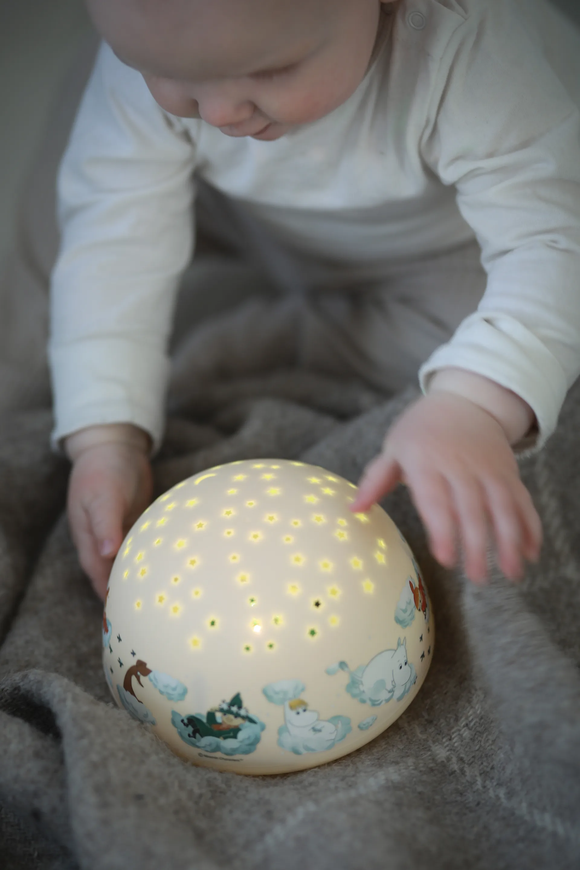 Mummitrollet nattlampe med stjernehimmel og musikk, Gul Rätt Start