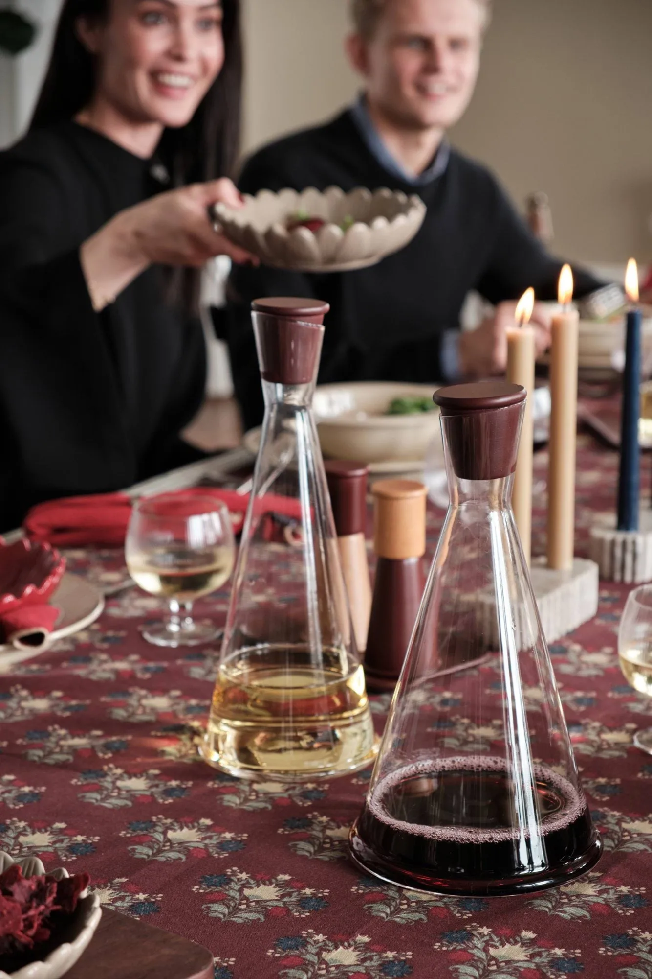 Gurken vin karaff, Klar-mørkerød, 1,6 l Sagaform