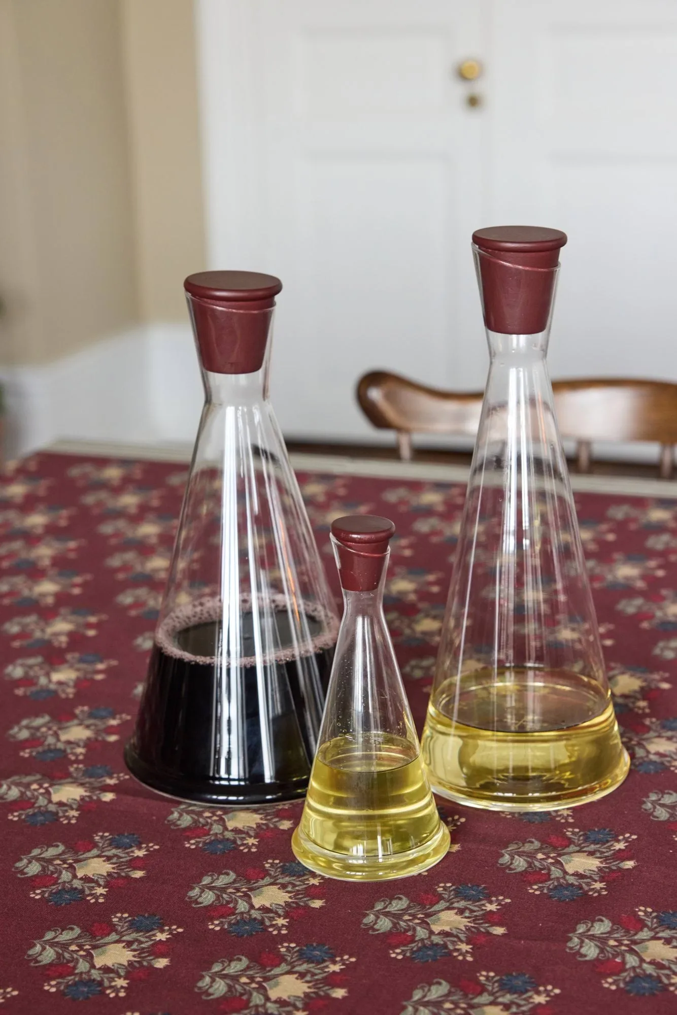 Gurken vin karaff, Klar-mørkerød, 1,6 l Sagaform