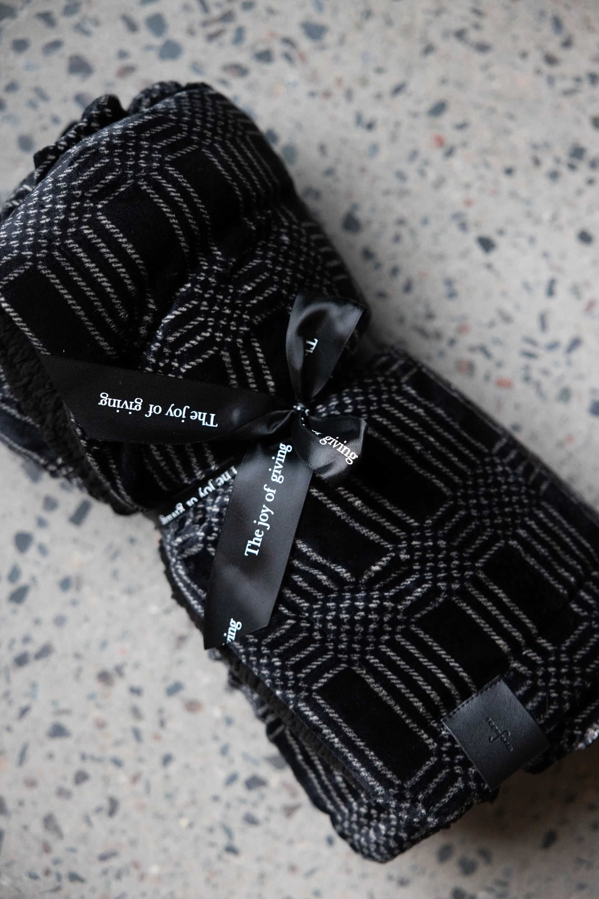 Rut fleeceteppe 130x170 cm, Svart Sagaform