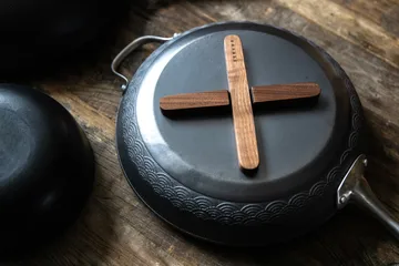 Satake magnetisk gryteunderlag - Valnøtt - Satake