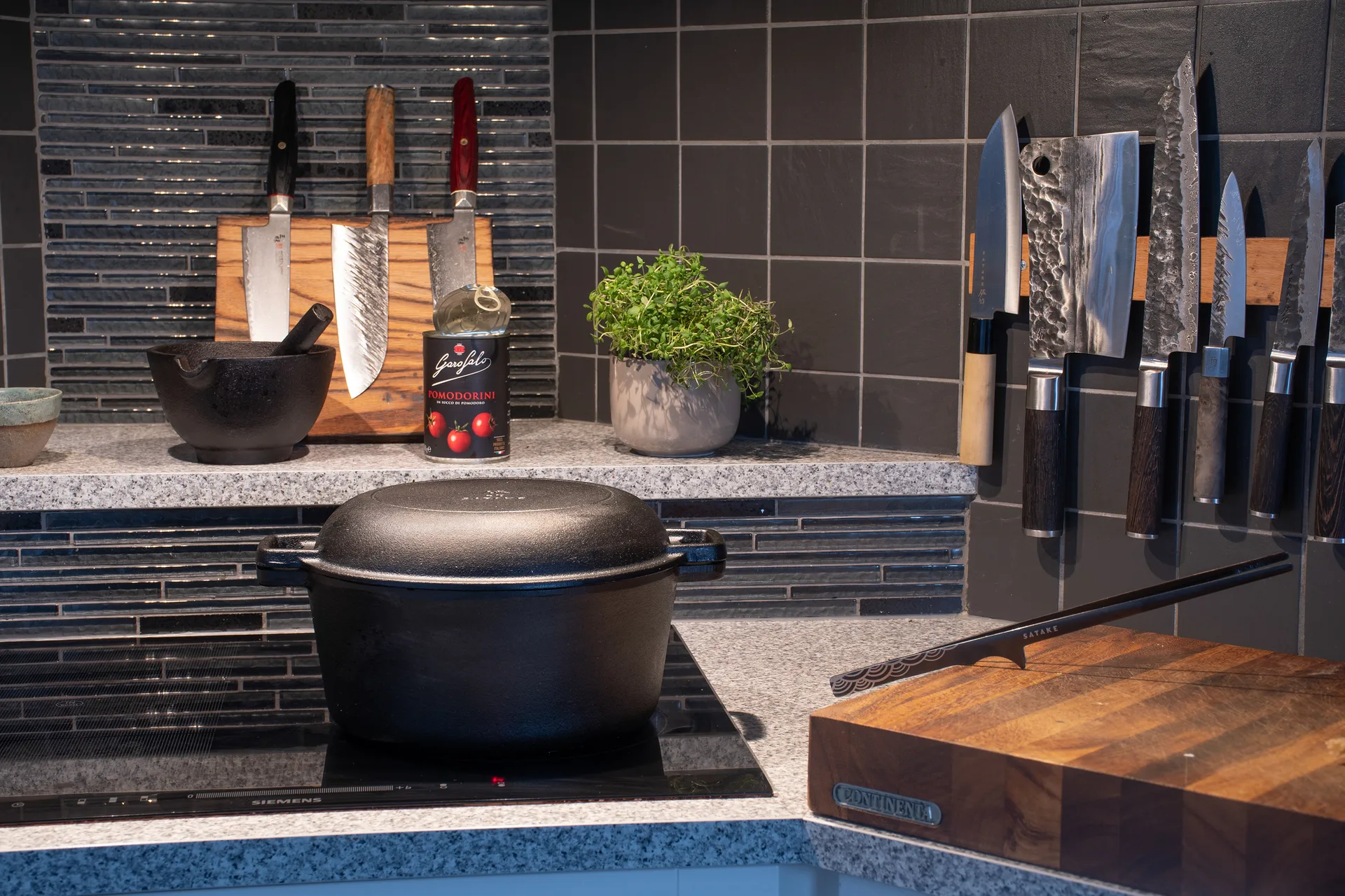 Støpejernsgryte med stekelokk, Ø26 cm Satake