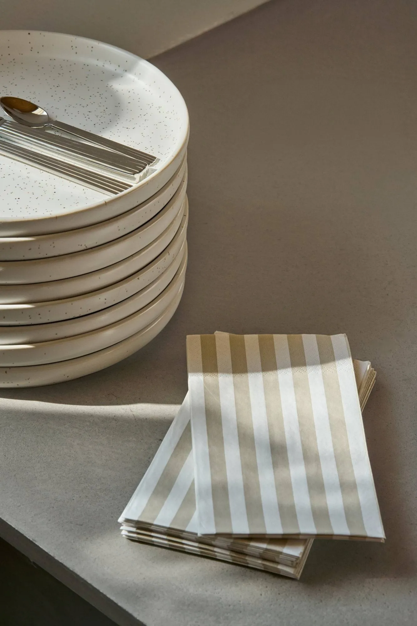 Bold Stripe papirserviett, Hvit-beige, 15‑pakning, 33x40 cm Scandi Essentials