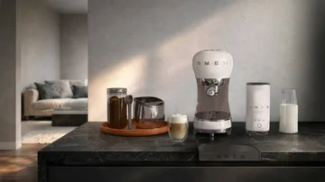 Smeg 50's Style espressomaskin med melkeskummer - Hvit - Smeg