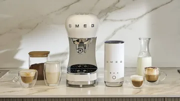 Smeg 50's Style espressomaskin med melkeskummer - Hvit - Smeg