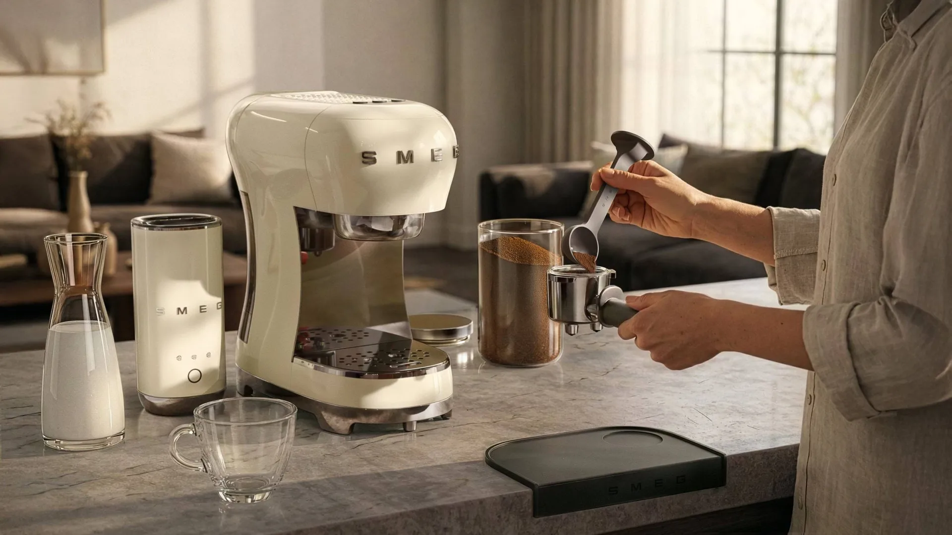 Smeg 50's Style espressomaskin med melkeskummer, Krem Smeg