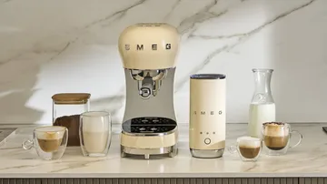 Smeg 50's Style espressomaskin med melkeskummer - Krem - Smeg