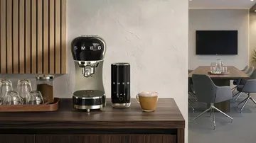Smeg 50's Style espressomaskin med melkeskummer - Svart - Smeg