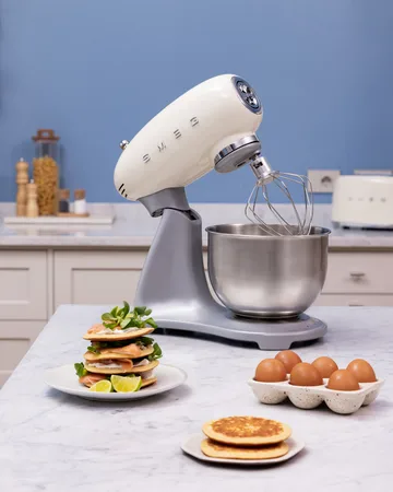 Smeg 50's Style kjøkkenmaskin 4,8 L - Creme-sølv 800 W - Smeg