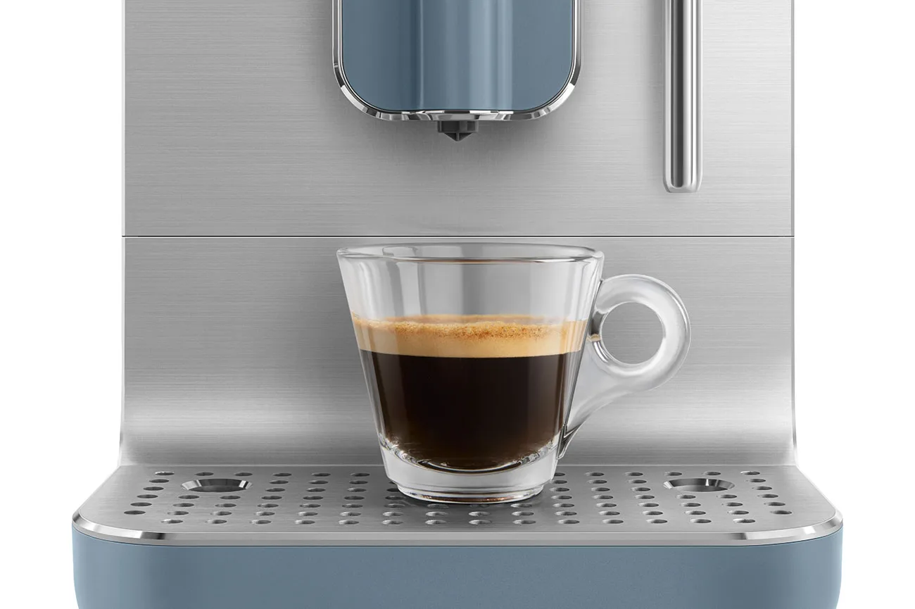 Smeg helautomatisk kaffemaskin med melkeskummer, Storm Blue Smeg